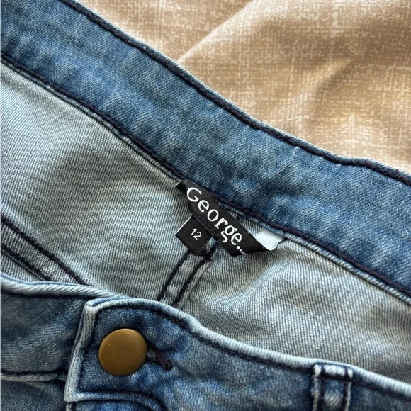 197.) George / W 16-17” R 10” / Embroidered / Light-wash /  Skinny Jeans - Picture 3 of 7